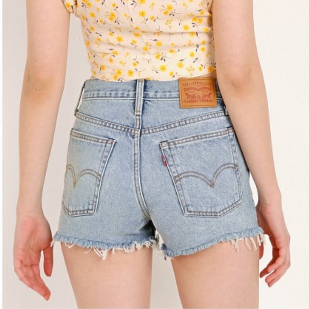 Levi’s Wedgie Jean Shorts Cutoffs Raw Hem Light Wash Button Fly Premium Size 28